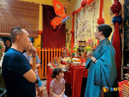 Trần Phước Hoàn Hảo, thành viên Tàng The Culture Lab, kể cho khách tham quan về Trung thu xưa và ý nghĩa phía sau từng mâm lễ. Ảnh: QUỲNH ANH