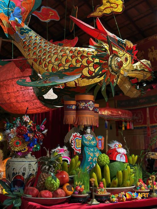 Dưới mái đình Sơn Trà hơn 160 năm tuổi, những câu chuyện Trung thu được kể lại bằng lồng đèn, mâm lễ và ký ức của nhiều thế hệ. Ảnh: QUỲNH ANH