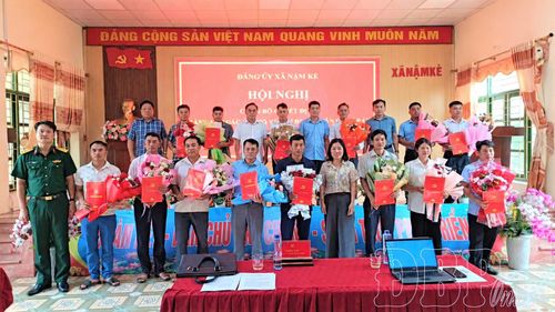 Đảng ủy xã Nậm Kè công bố và trao quyết định cho các bí thư chi bộ trên địa bàn.