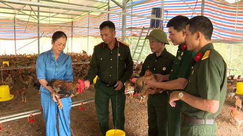 Trang trại gà của cựu chiến binh Vũ Mạnh Thắng (thứ 3 từ phải sang), thôn Hạnh Phúc, xã Quy Mông.