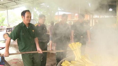 Cựu chiến binh Hà Văn Liêm, thôn Đồng Cát, xã Quy Mông vớt măng Bát độ sau khi sơ chế.