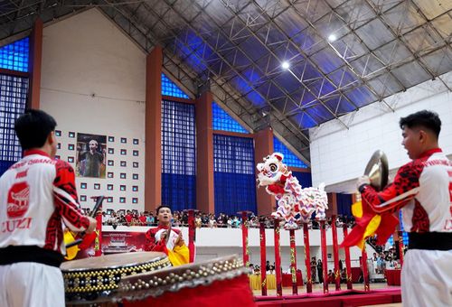  Đoàn lân Phương Quang (TP. Huế) mở màn phần thi Mai hoa thung.