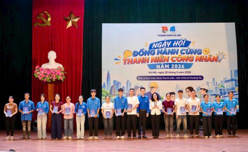 Ban Tổ chức trao quà cho công nhân và con em người lao động vượt qua khó khăn. Ảnh: Bảo Lâm