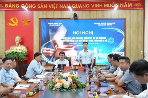 Đoàn công tác của Sở Khoa học và Công nghệ Hà Nội làm việc tại xã Bát Tràng. Ảnh: Sở KHCN Hà Nội