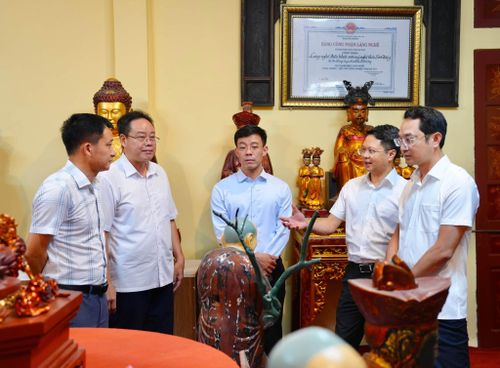 Đoàn công tác của Sở Khoa học và Công nghệ Hà Nội thăm quan, tìm hiểu các sản phẩm của Sơn Đồng. Ảnh: Sở KHCN Hà Nội 