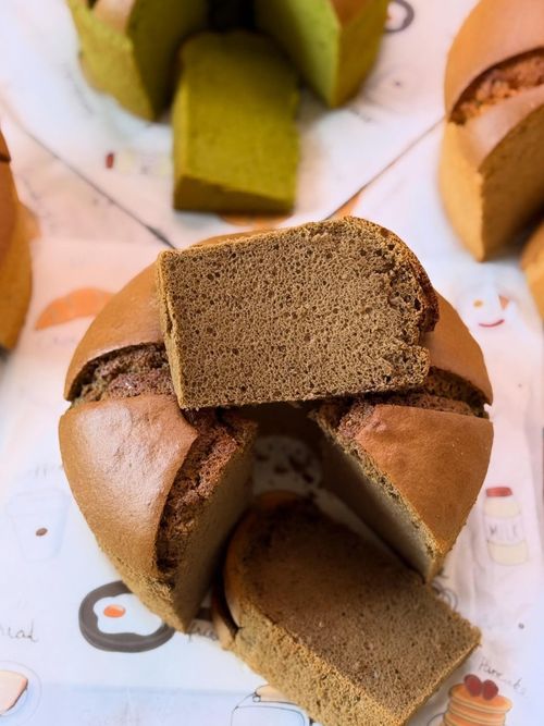 Màu sắc của hojicha không quá nổi bật như matcha hay ube, khá giống màu nâu cà phê hoặc chocolate. Ảnh: @littlematchabook, @fen.z.