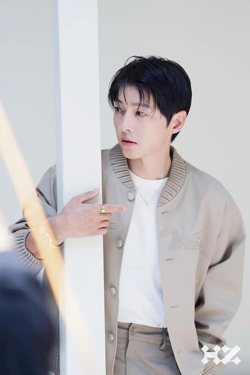 Năm 2025, Song Joong Ki còn trở lại với mảng truyền hình nhờ phim My Youth. Anh vào vai Sun Woo Hae, cựu diễn viên nhí từng nổi tiếng nhưng đánh mất ánh hào quang vì những toan tính của người lớn. Sau nhiều biến cố, nhân vật sống bình lặng với công việc viết tiểu thuyết và bán hoa. Cuộc sống của Sun Woo Hae thay đổi khi Sung Je Yeon (Chun Woo Hee) - mối tình đầu anh đã không gặp suốt 10 năm - bất ngờ xuất hiện. Cuộc tái ngộ khiến những ký ức về quá khứ giữa 2 người trở lại. Ảnh: @highziumstudio.