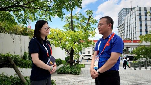 Trưởng đoàn Nguyễn Hồng Minh trả lời phỏng vấn báo chí