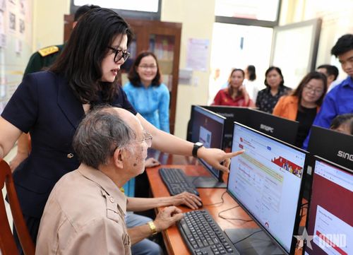 Cán bộ Cơ quan Ủy ban MTTQ Việt Nam TP Hồ Chí Minh hướng dẫn người cao tuổi phường Hạnh Thông các kỹ năng số.