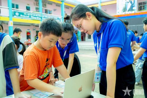 Sinh viên Trường Đại học Sư phạm TP Hồ Chí Minh hướng dẫn học sinh tiểu học sử dụng máy tính, truy cập internet an toàn, hiệu quả.