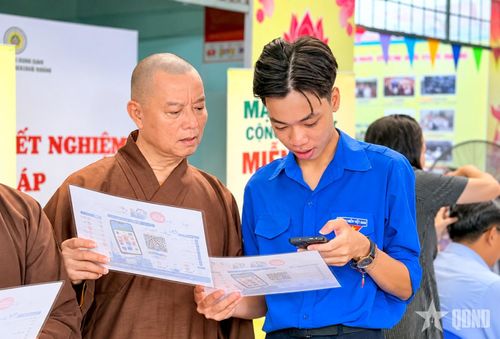 Đoàn viên phường Gia Định hướng dẫn chức sắc tôn giáo tìm hiểu, sử dụng các tiện ích số trên điện thoại thông minh.