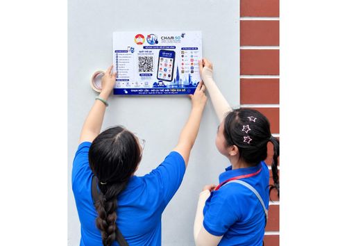 Tuổi trẻ phường Gia Định thực hiện mô hình “Chạm số”, cung cấp cẩm nang hướng dẫn người dân sử dụng các tiện ích số.