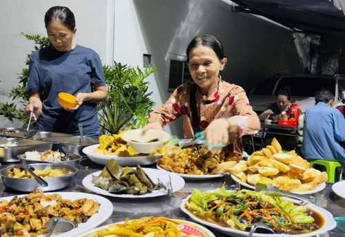 Bữa ăn buffet chay khuya tại 408 Võ Văn Kiệt, (phường Cầu Ông Lãnh, TPHCM) làm ấm lòng người lao động. Ảnh: ĐÌNH DƯ