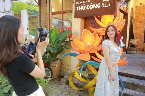 Các bạn trẻ check-in bên không gian quán cà phê mang đậm màu sắc Trung thu.