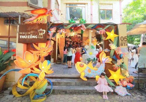 Quán cà phê trên đường Xuân La được trang trí với đèn lồng, đầu lân, mặt nạ cùng nhiều tiểu cảnh mang đậm sắc màu Trung thu truyền thống.