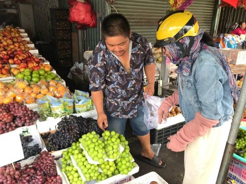 Nho "quý tộc" bán khắp các chợ, siêu thị.