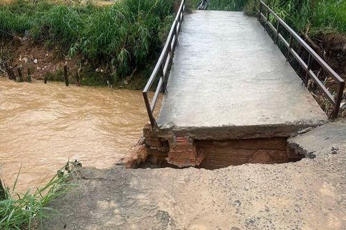 Cây cầu dân sinh ở xóm Ga, thôn Phú Thuận bị sập.