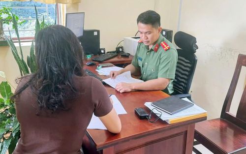  Công an làm việc với bà N.T.T. Ảnh: CACC 