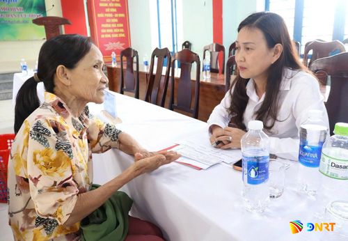 “Tổ hỗ trợ công dân lưu động” phường Hòa Xuân đến các khu dân cư để hướng dẫn người dân thực hiện thủ tục hành chính. Ảnh: HỮU ANH