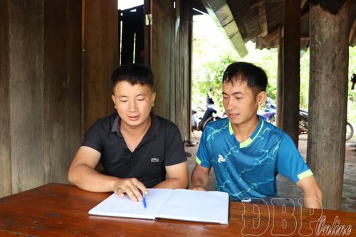  Bí thư Chi bộ bản Nậm Là (bên trái) trò chuyện với quần chúng ưu tú của bản, tạo nguồn kết nạp đảng viên mới.