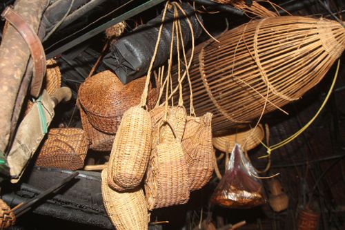 Sảm phẩm thủ công làm ra được lên màu tự nhiên bằng khó bếp