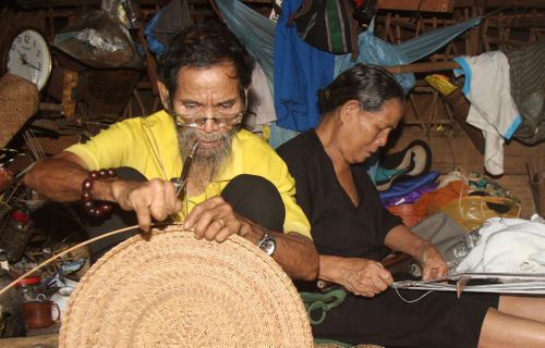 Ông K’Nòh và bà Ka Sếp làm nghề truyền thống trong căn nhà nhỏ được dựng theo kiểu nhà dài truyền thống