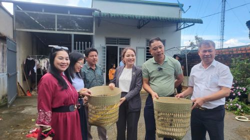 Đoàn khảo sát của Phòng Quản lý Du lịch và chính quyền địa phương tìm hiểu các nghề truyền thống ở làng Đạ Nghịch