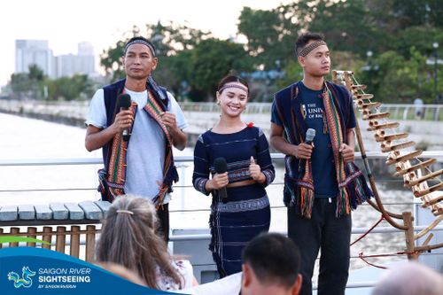 Mebla Phrim (ở giữa) trình diễn âm nhạc dân tộc trên sông ở TP Hồ Chí Minh. Ảnh NVCC