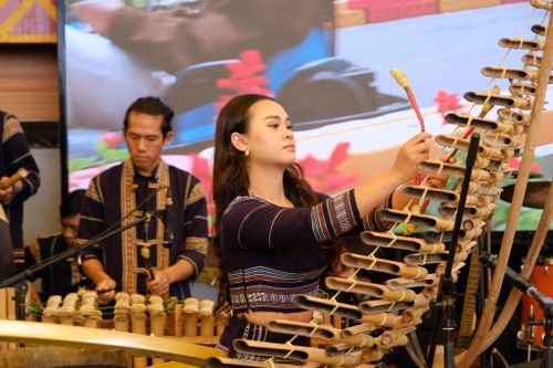 Phrim chơi thành thạo đàn T’rưng