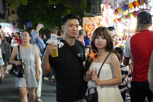 Chợ Trung thu truyền thống không chỉ là không gian để bạn trẻ tìm đến để vui chơi, check-in và lưu lại những khoảnh khắc của một mùa Trung thu đáng nhớ.