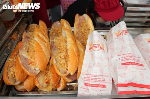 Bánh mì Huynh Hoa có giá cao nhất tại quán khoảng 78.000 đồng, giá bán qua app khoảng 82.000-85.000 đồng được cho là có mức “chênh” khá thấp so với nhiều hàng quán khác.