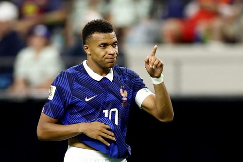 Zidane kéo Mbappe trở lại cánh trái.