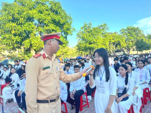 Mỗi học sinh nâng cao ý thức chấp hành pháp luật sẽ góp thêm một “lá chắn” bảo vệ sự bình yên, an toàn trong trường học.