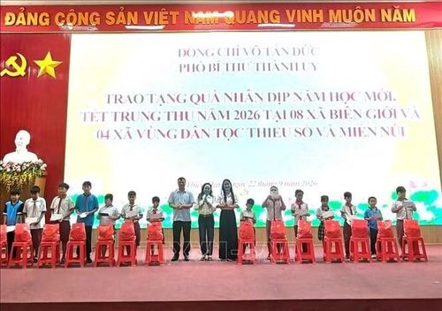Tặng quà cho thiếu nhi vùng biên.