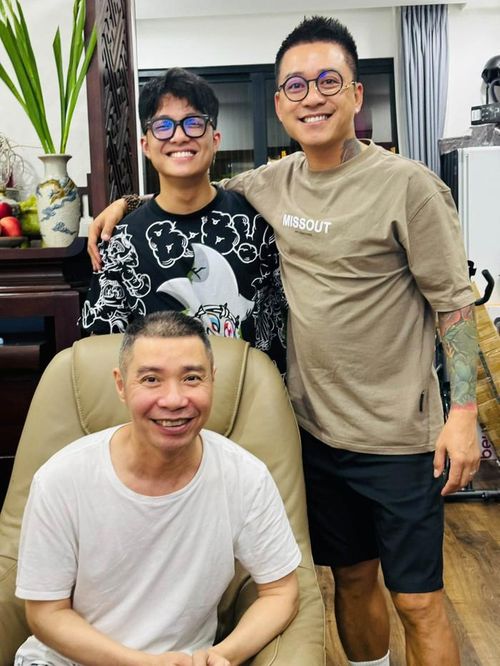 Gia đình NSND Công Lý vừa chia sẻ lại một khoảnh khắc bên Tuấn Hưng và con trai nam nghệ sĩ. Ảnh: FBNV