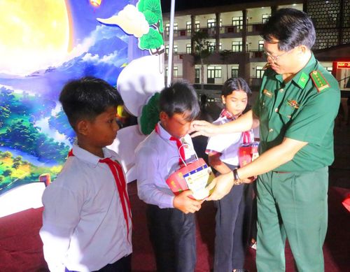 Chương trình đã trao 300 suất quà Trung thu và 100 suất học bổng đến học sinh có hoàn cảnh khó khăn. Mỗi phần quà không chỉ mang giá trị vật chất mà còn là sự quan tâm, sẻ chia và tình cảm dành cho những học sinh đang học tập, sinh sống ở vùng biên giới còn nhiều khó khăn.