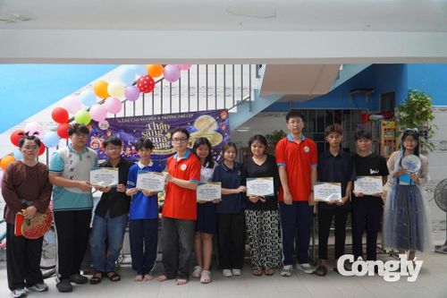 Trao học bổng cho các em học sinh có hoàn cảnh khó khăn.