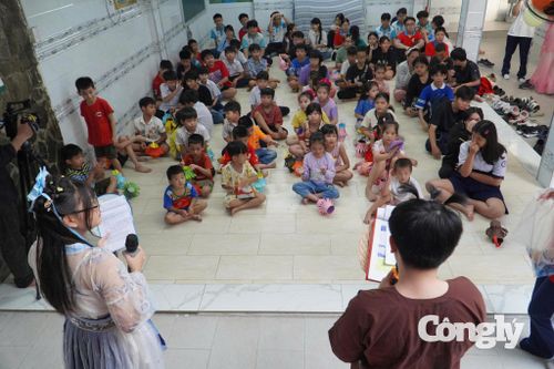 Các em nhỏ hào hứng tham gia chương trình.