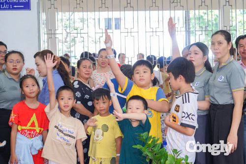 Các bệnh nhi hào hứng tham gia chương trình.