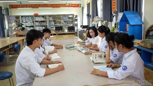 Quỳnh Anh trò chuyện và chia sẻ cảm nhận về sách cùng Bảo Chi và các bạn, khơi dậy niềm yêu thích đọc sách trong học sinh nhà trường.