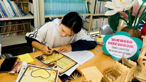 Quỳnh Anh thực hiện bài dự thi chia sẻ về cuốn sách ảnh "Tự hào một dải biên cương".