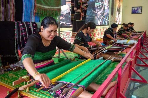 Chị H'Bình là Tổ trưởng Tổ hợp tác dệt thổ cẩm truyền thống tổ dân phố Đắk Nia, phường Đông Gia Nghĩa, được mẹ truyền nghề khi mới 12 tuổi