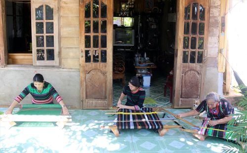 3 thế hệ cùng ngồi bên khung dệt (Lúc mẹ chị H'Bình còn sống)