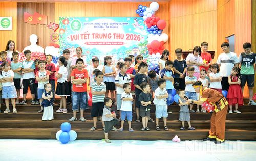 Các em thiếu nhi tham gia các trò chơi dân gian tại chương trình. Ảnh: Trường Giang