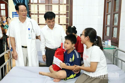 Trao quà cho các bệnh nhi đang điều trị tại Khoa Nhi, Bệnh viện Đa khoa Hà Nam. Ảnh: Lê Dũng