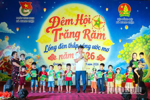 Lãnh đạo xã Quang Thiện tặng quà cho các em Trường Mầm non Quang Thiện. Ảnh: Ngọc Linh