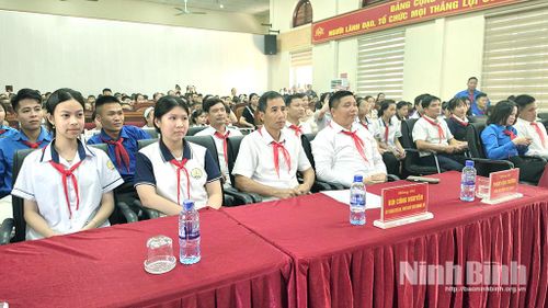 Các đại biểu dự chương trình.