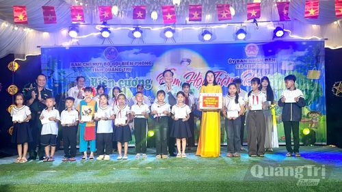Trao học bổng cho các em học sinh có hoàn cảnh khó khăn - Ảnh: Thùy Trang