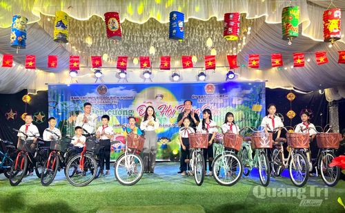 Trao tặng xe đạp cho các em học sinh có hoàn cảnh khó khăn - Ảnh: Thùy Trang