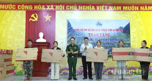 Đại diện Ban Chỉ huy Bộ đội Biên phòng tỉnh tặng quà cho đồng bào Rục ở bản Yên Hợp, xã Kim Phú - Ảnh: Thùy Trang